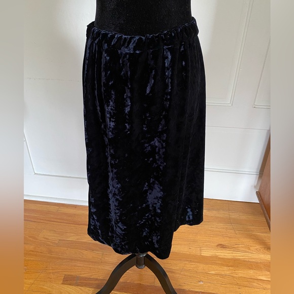 NWOT Handmade black crushed velvet fully lined a-line skirt. Size 8 to 10. - Picture 3 of 17